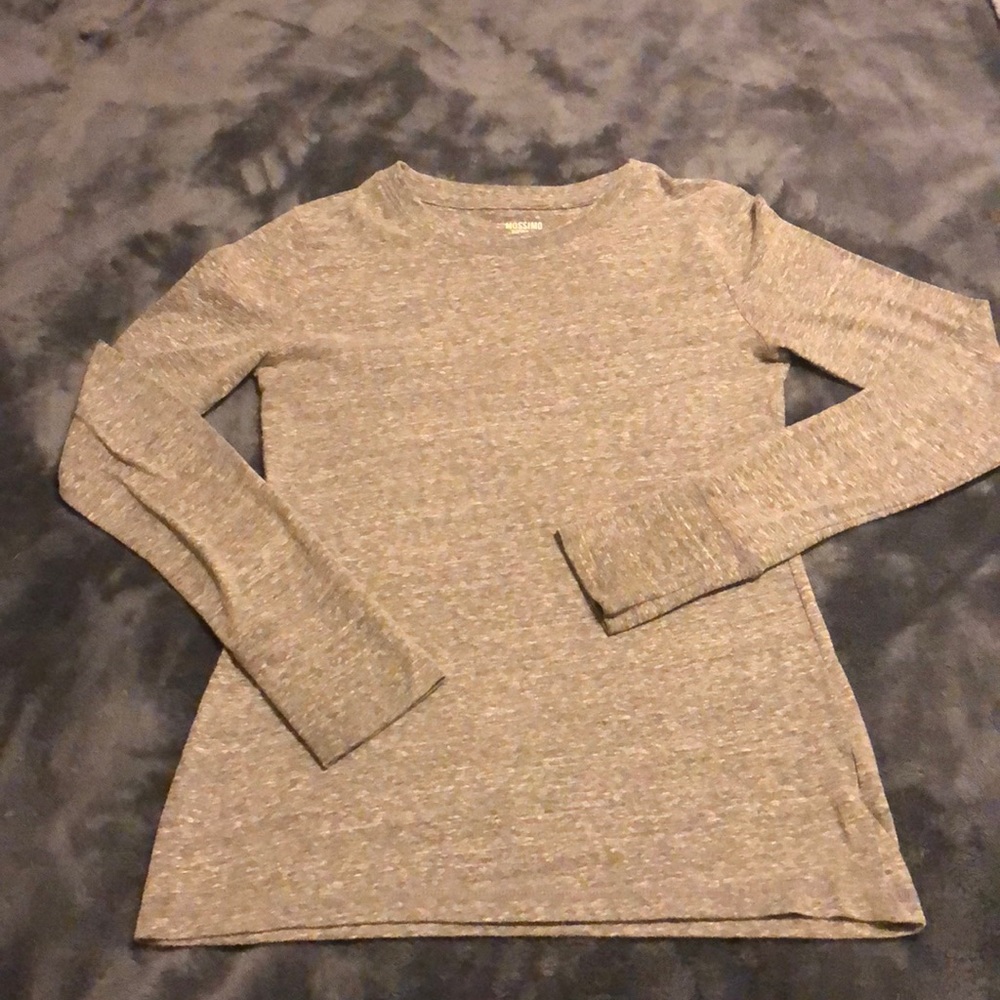 Grey long sleeve shirt form fitting